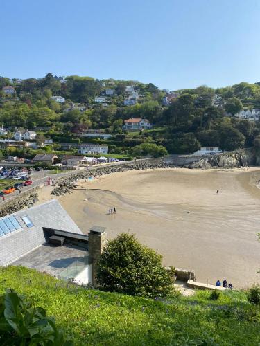 2 bed apartment overlooking North Sands beach