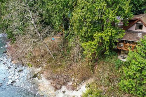 Chase's River Cabin