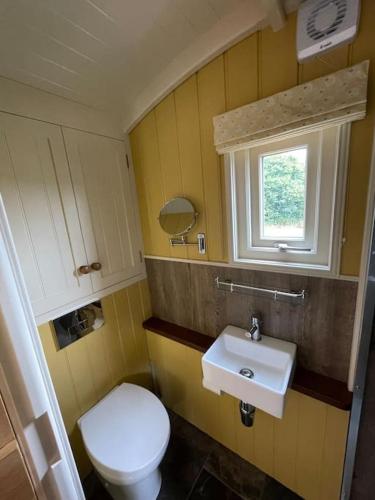 The Old Post Office - Luxurious Shepherds Hut 'Far From the Madding Crowd' based in rural Dorset. in Todber