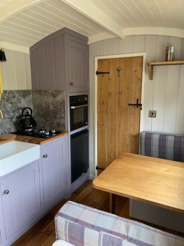 The Old Post Office - Luxurious Shepherds Hut 'Far From the Madding Crowd' based in rural Dorset. in Todber