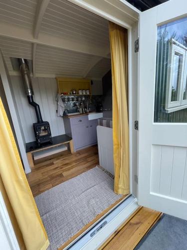 The Old Post Office - Luxurious Shepherds Hut 'Far From the Madding Crowd' based in rural Dorset. in Todber