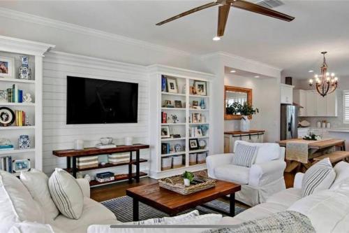 Luxurious Modern Townhouse right across beach!! Table Tennis