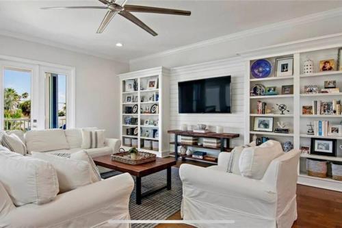 Luxurious Modern Townhouse Right Across Beach!! Table Tennis - Madeira Beach, FL