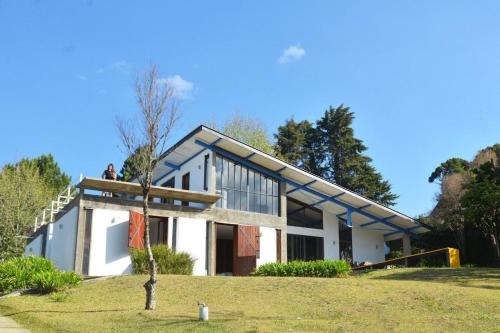 Casa de arquiteto com vista, jardim e lareira