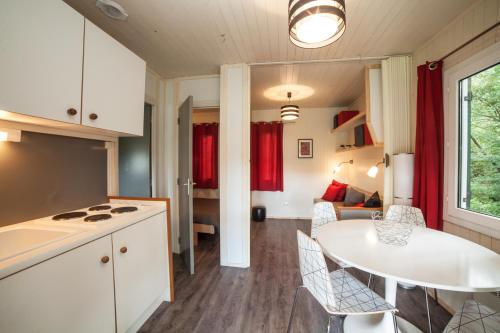 кухня, Camping l'Hirondelle Drôme (Camping l'Hirondelle Drome) in Menglon