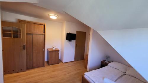 1 double bed, 1 twin bed
