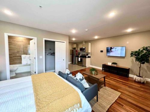 402 Stylish luxe Apt at center city self check-in photo 2