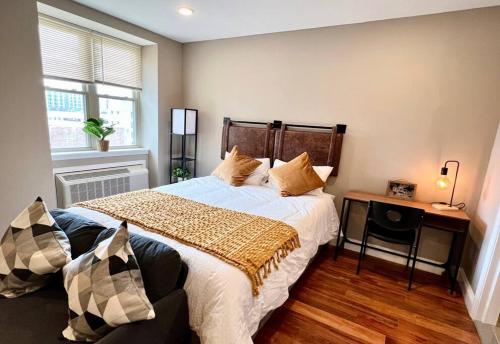 402 Stylish luxe Apt at center city self check-in photo 4