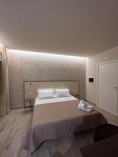 Large Double Room image 9