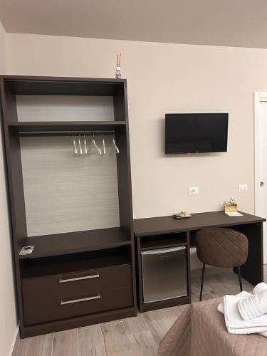 Large Double Room image 7