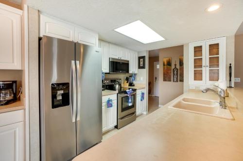Near Busch Gardens Sunny Florida Retreat with Pool! in Palm Harbor, USA