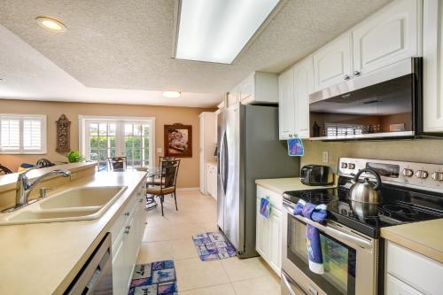 Near Busch Gardens Sunny Florida Retreat with Pool! in Palm Harbor, USA