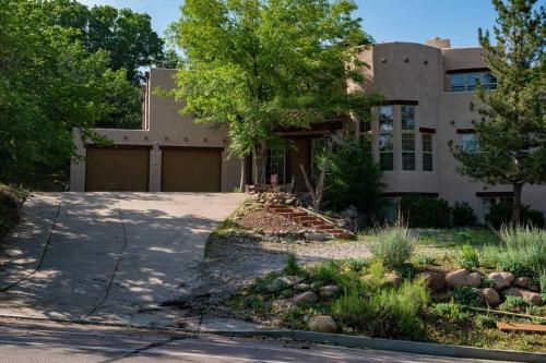 Castle Retreat - Luxury Views - Close to Downtown, Pikes Peak, Broadmoor