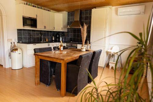 Gezellig ruim landelijk huisje aan het water in Spijkenisse