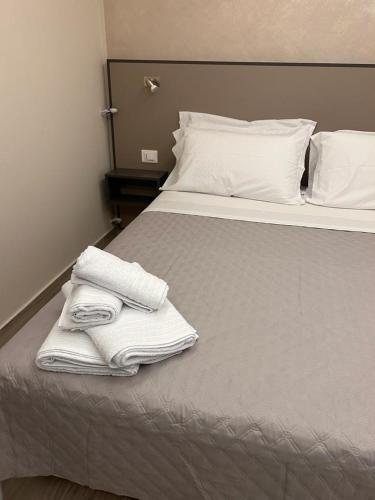 Double Room with Balcony image 6
