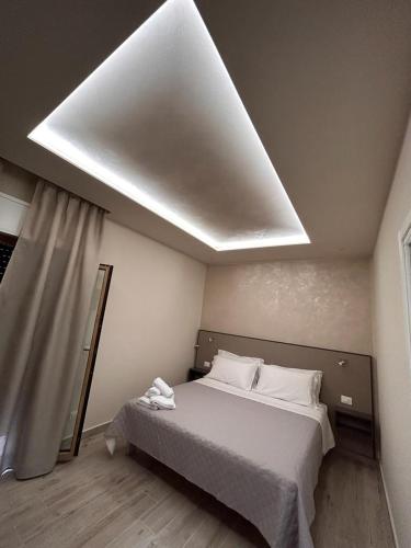 Double Room with Balcony image 5