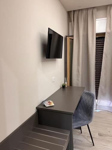 Double Room with Balcony image 4