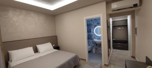 Double Room with Balcony image 2