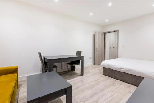 Spacious Brand New Studio London Apartment By UK HMO Services in Edgware