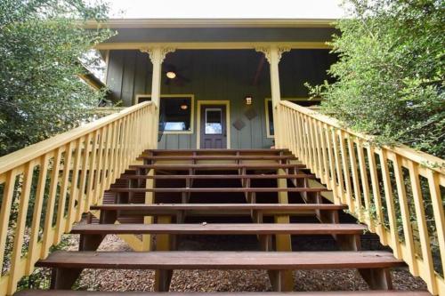 The Romantic Veranda @ Scenic Oaks