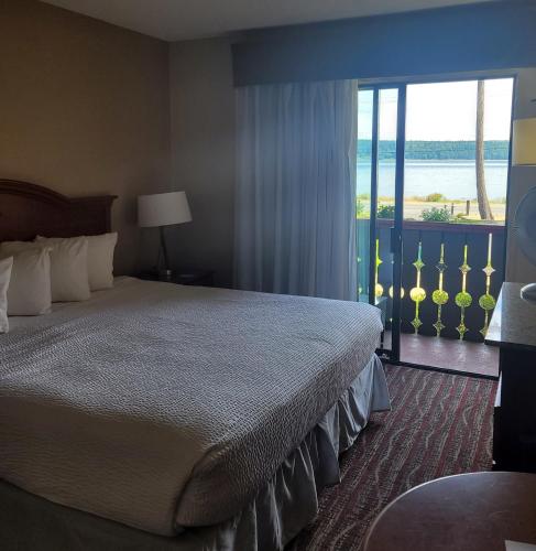 Ramada by Wyndham Campbell River in Campbell River, Canada