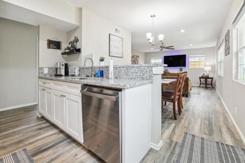 Spacious San Antonio Retreat with Private Patio! near พิพิธภัณฑ์ศิลปะแมกเนย์