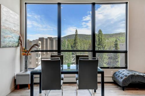 New Ski In Out Luxury Loft #201 With Hot Tub, Gym & Great Views - 500 Dollars Of FREE Activities & Equipment Rentals Daily in Winter Park, USA