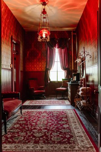 White House Hotel - image 8