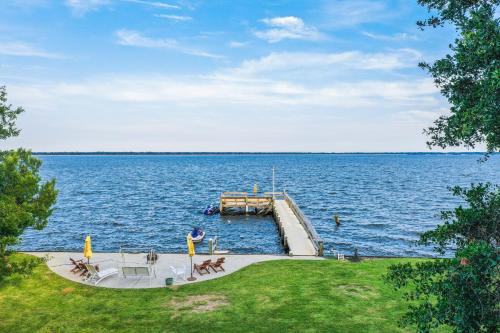 . Dock and Fire Pit Lakefront Bonneau Home!