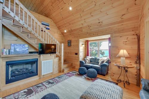 Warm and Cozy Cabin with Deck on Top of the Blue Ridge in Fancy Gap, USA