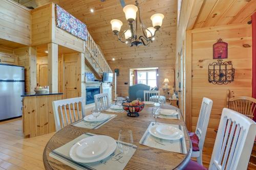 Warm and Cozy Cabin with Deck on Top of the Blue Ridge in Fancy Gap, USA
