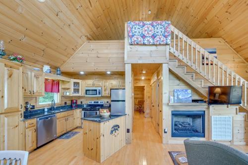 Warm and Cozy Cabin with Deck on Top of the Blue Ridge in Fancy Gap, USA