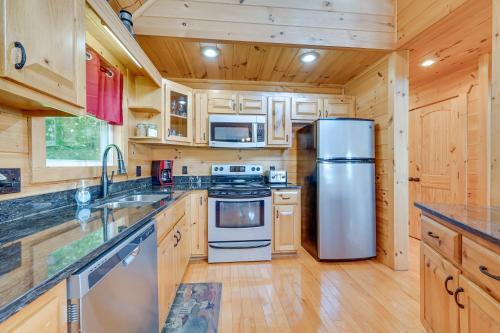 Warm and Cozy Cabin with Deck on Top of the Blue Ridge! - image 6