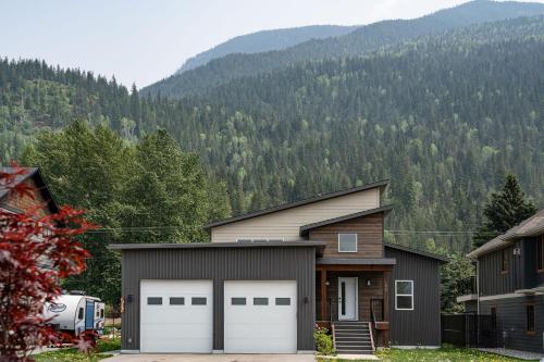 Mountain Dreams - Revelstoke Home Near RMR