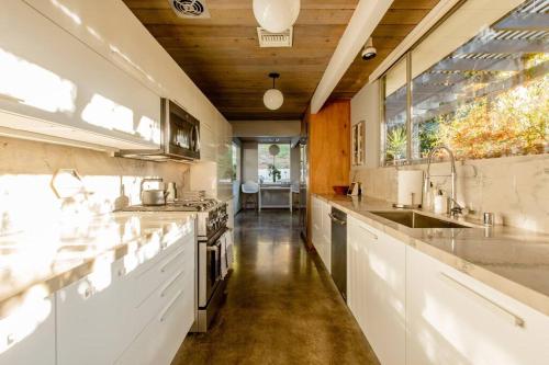 Konyha, Eichler Mid Century Modern Designer Pool/Jacuzzi in Thousand Oaks