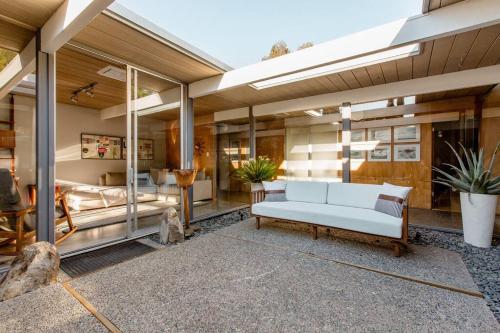 Eichler Mid Century Modern Designer Pool/Jacuzzi in Thousand Oaks