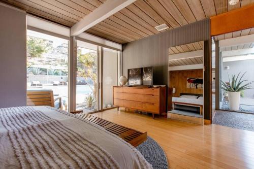 Eichler Mid Century Modern Designer Pool/Jacuzzi in Thousand Oaks