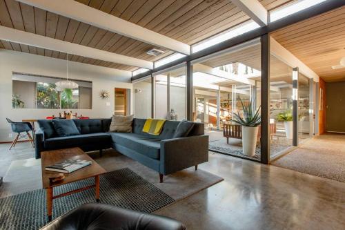 Eichler Mid Century Modern Designer Pool/Jacuzzi in Thousand Oaks