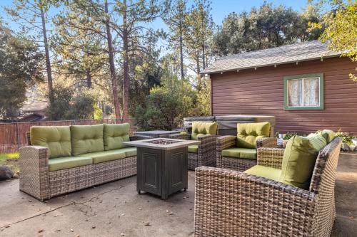 Buckthorn Beauty: Private Hot Tub & Lounge Space