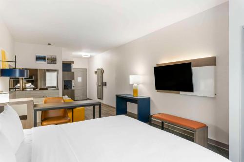 Comfort Suites Elgin - image 7