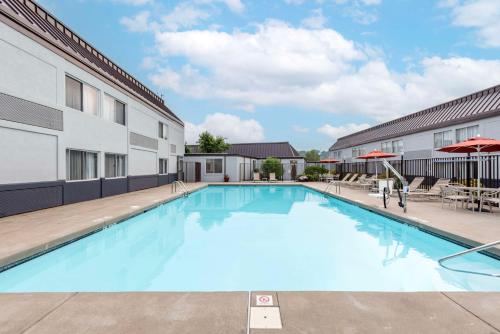 Best Western Plus Bridgeport Inn - image 11