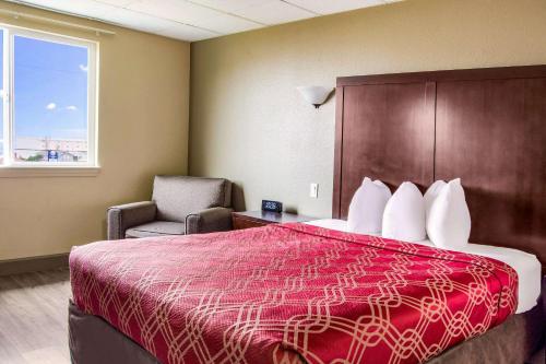 Econo Lodge Newport - image 2