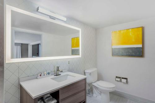 Comfort Inn & Suites - image 10