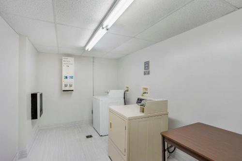 Comfort Inn & Suites - image 2