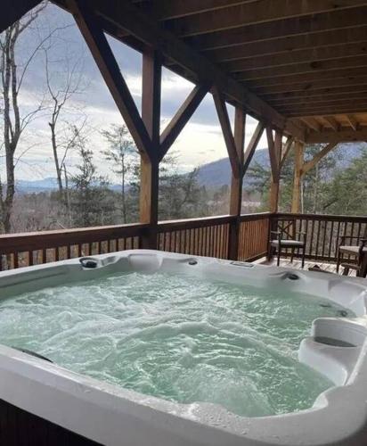 Above It All Hot Tub Views Rumbling Bald Sleeps 11 in Lake Lure, USA