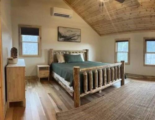 Above It All Hot Tub Views Rumbling Bald Sleeps 11 in Lake Lure, USA