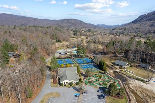 Above It All Hot Tub Views Rumbling Bald Sleeps 11 in Lake Lure, USA