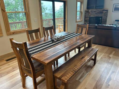 Above It All Hot Tub Views Rumbling Bald Sleeps 11 in Lake Lure, USA