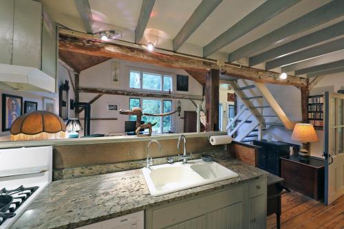 Berkshire Retreat- A stone's throw to downtown Lenox in Stockbridge