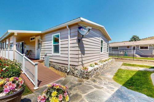 Family Friendly! Angler's Paradise in Seven Bays in Davenport (WA)